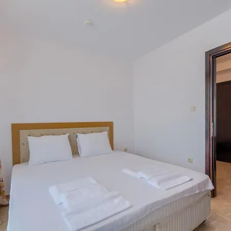 Robinson Apartment *